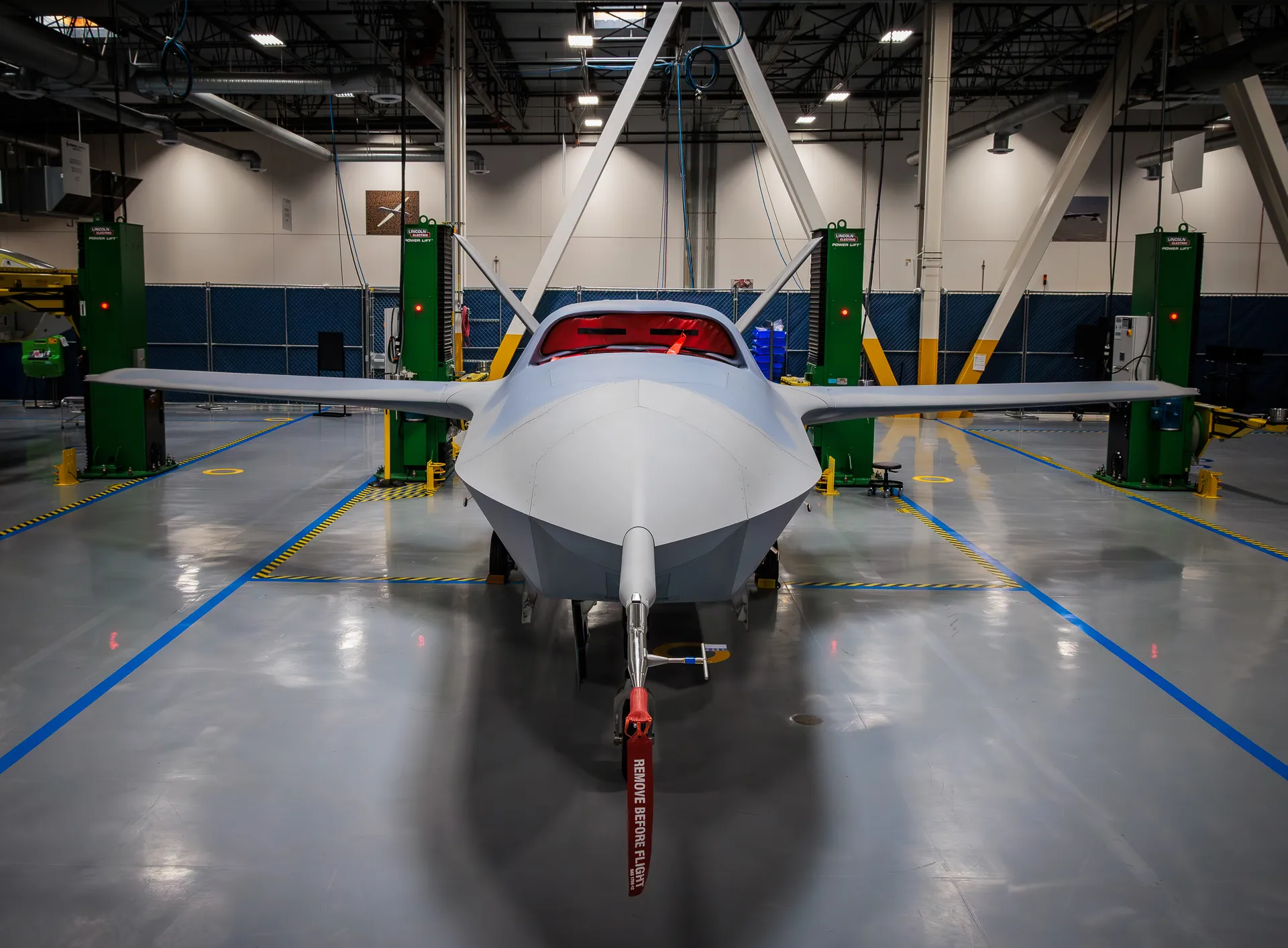 Прототип безекіпажного винищувача США готовий до польоту. Перші фото YFQ-42