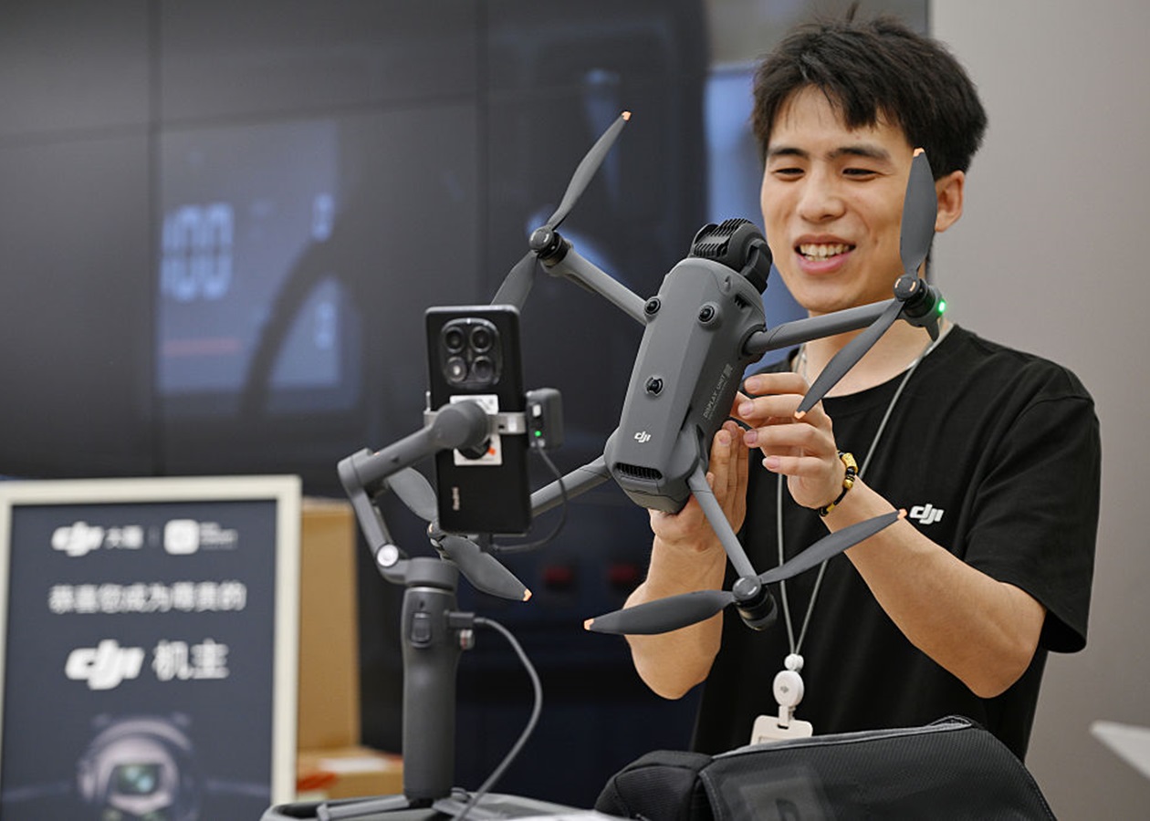 Китай припинив продаж дронів Mavic Україні, але постачає їх Росії – ЗМІ