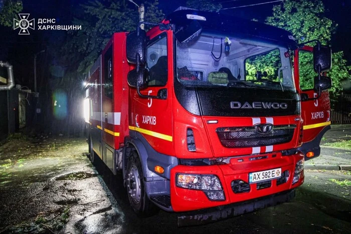 На Харківщині понад 100 рятувальників ліквідовують наслідки негоди: кадри від ДСНС