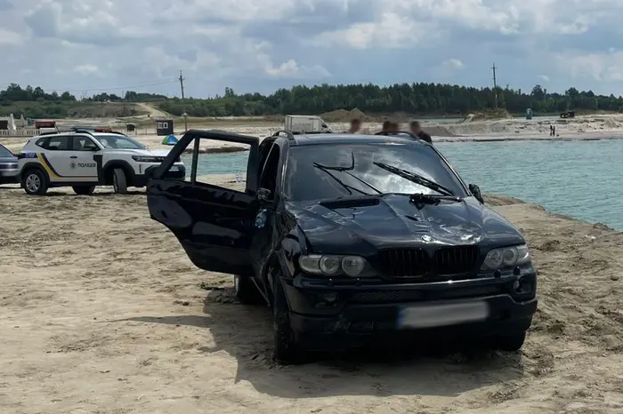 На Львівщині п’яний водій втопив авто: пасажир загинув