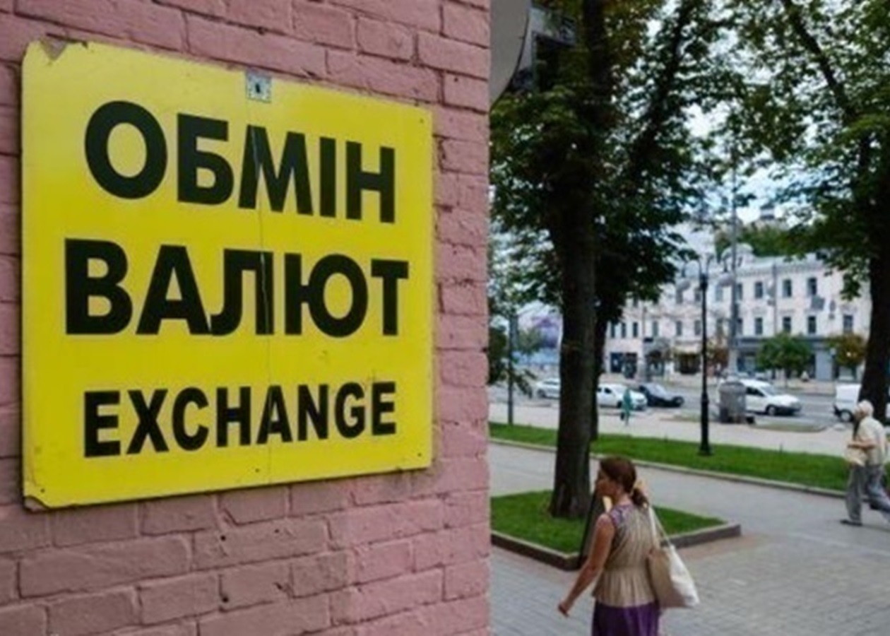 НБУ знизив курс долара другий день поспіль