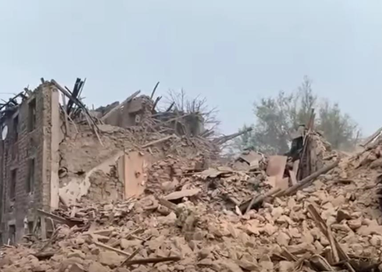 Росіяни скинули бомбу на багатоповерхівку у Костянтинівці