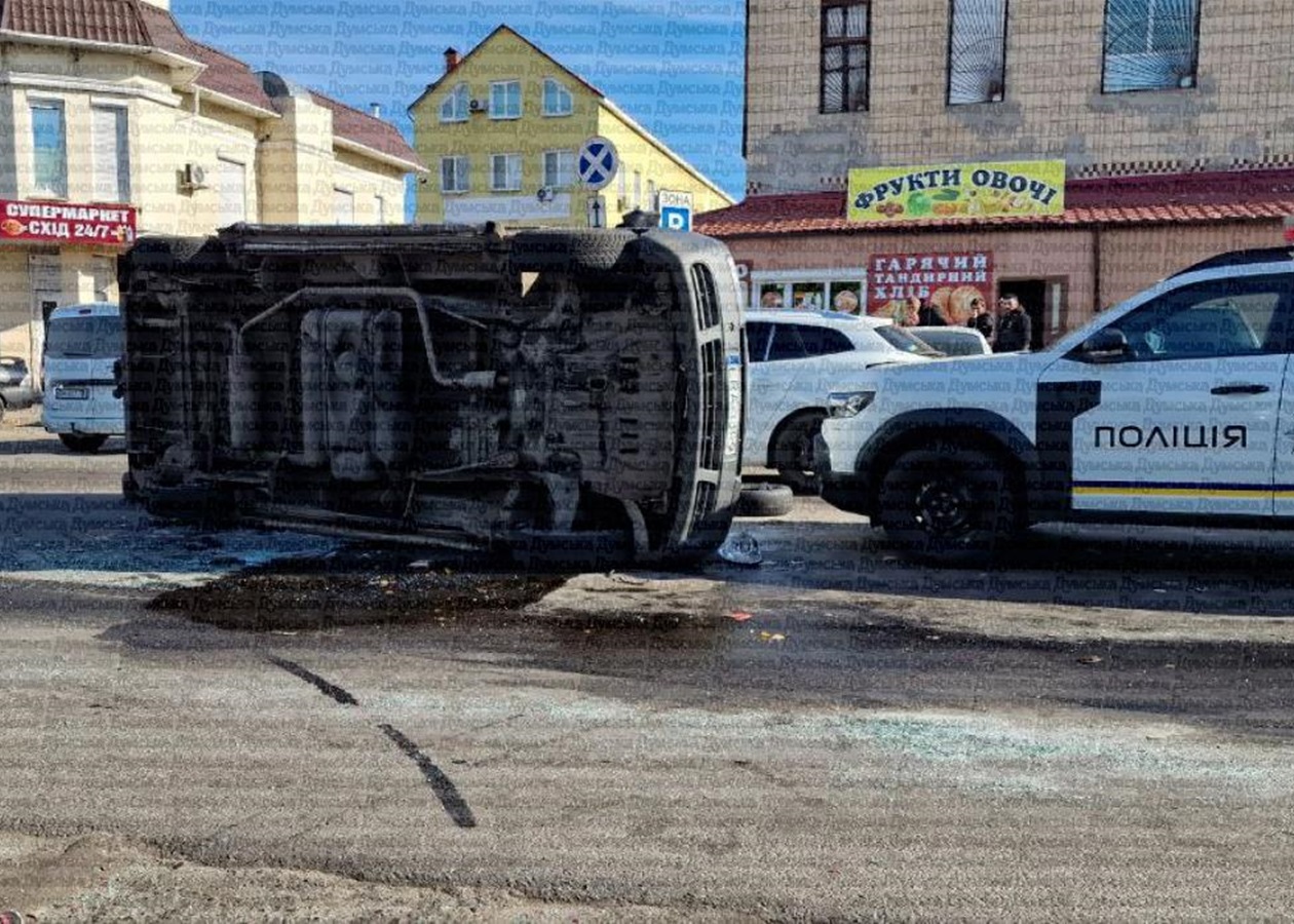 В Одесі натовп перекинув мікроавтобус ТЦК