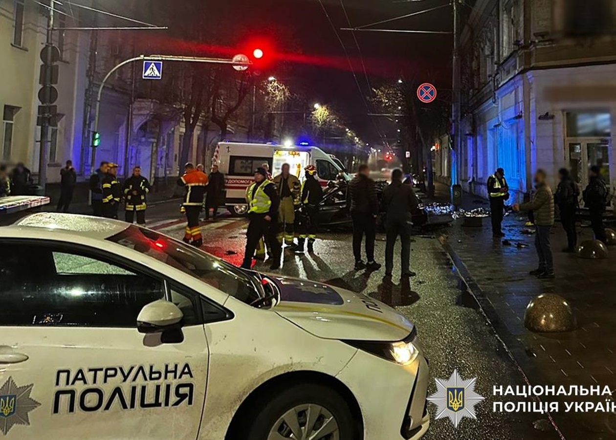 У центрі Житомира Mercedes врізався в будинок: є загиблі