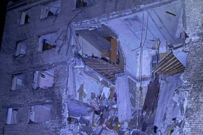 Запоріжжя: Російські снаряди влучили у гуртожиток, зруйновано кілька поверхів