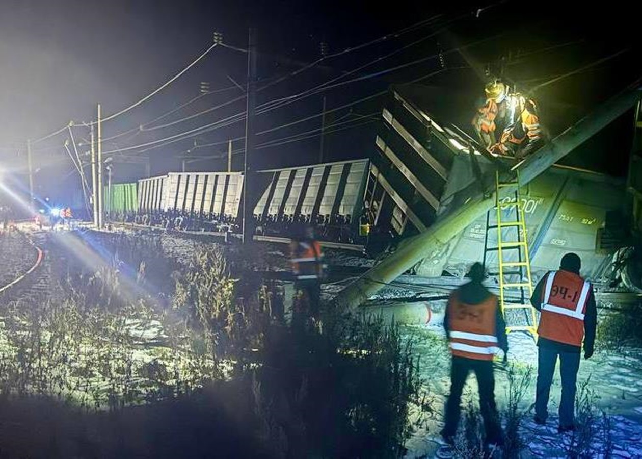 В Росії зруйновано залізничне полотно після сходження локомотиву