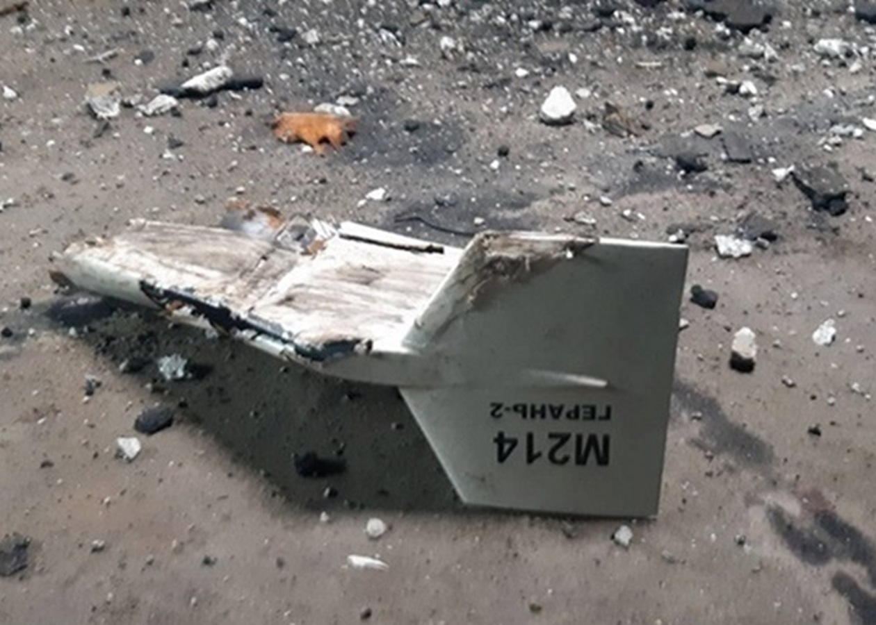 У Києві уламки дрона впали біля житлового будинку, є постраждалі