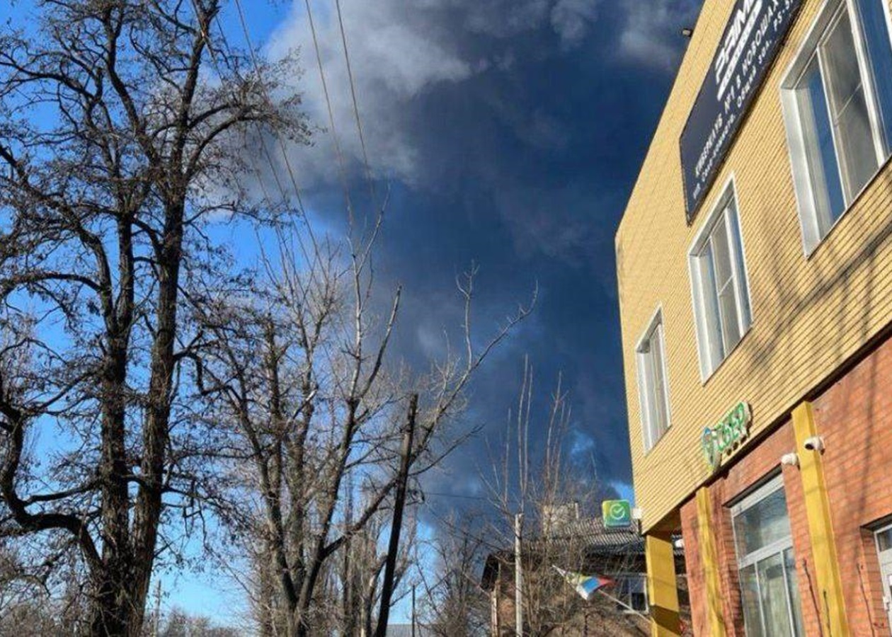 Новошахтинський НПЗ загорівся після "10 вибухів"