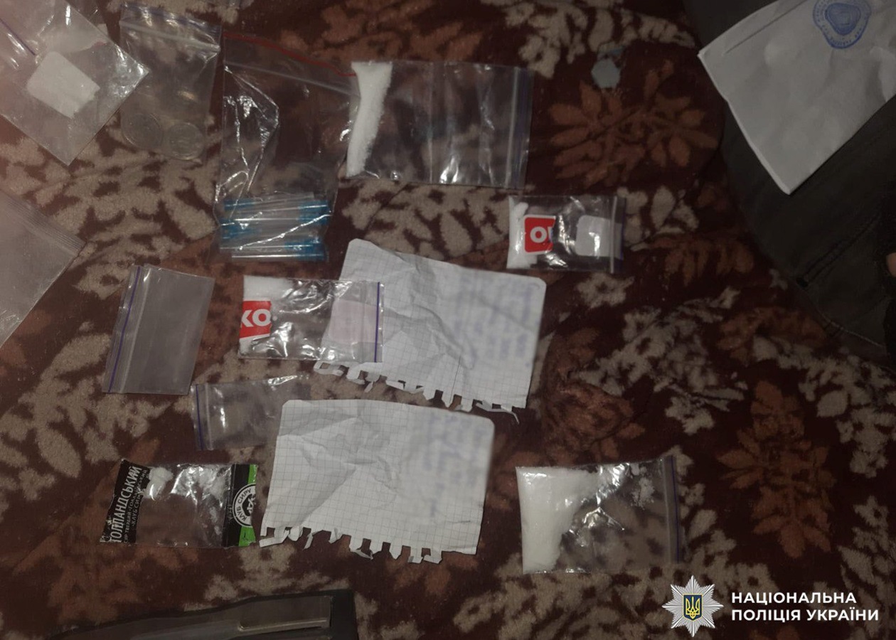 У Києві судитимуть жінку, яка збувала наркотики з вікна квартири