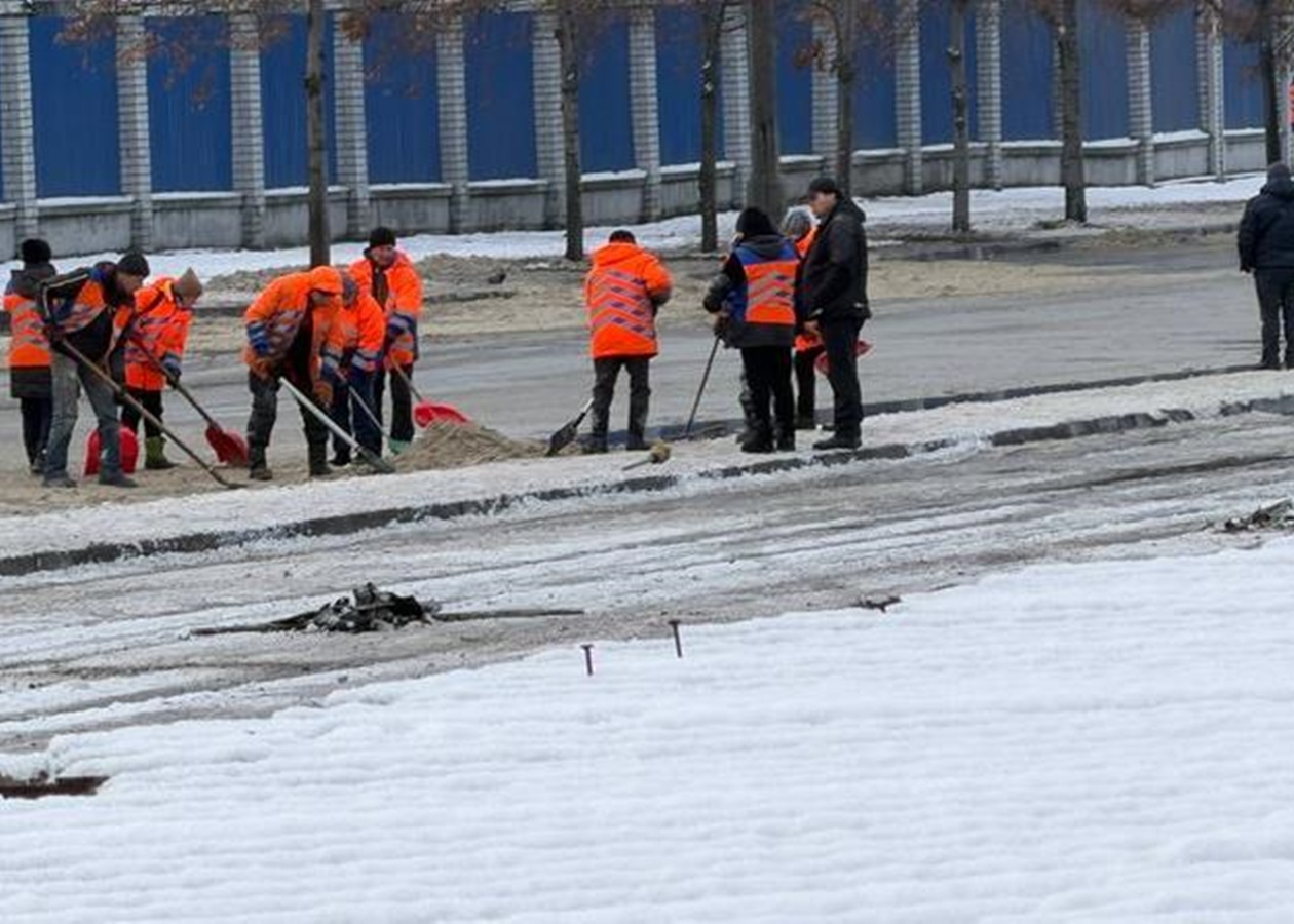 В Дніпрі на дорогах 300 тонн олії через атаку РФ