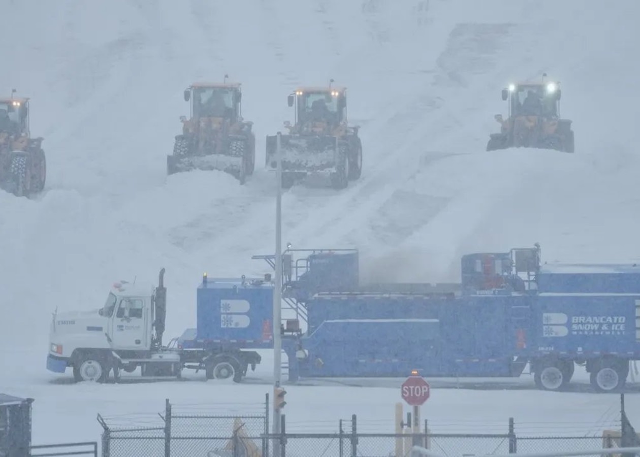 В США фіксують рекордні снігопади: мільйон будинків без світла