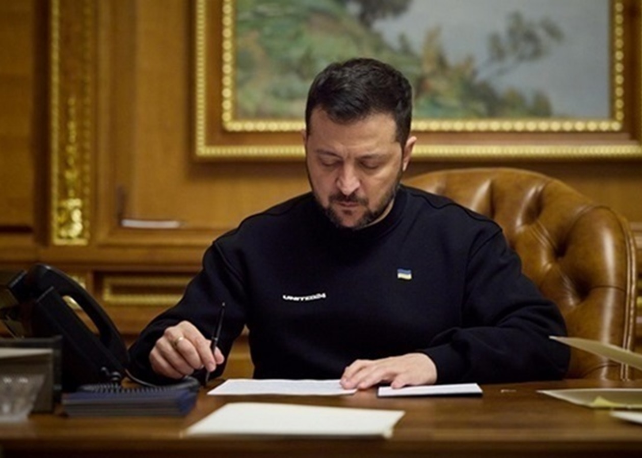 Зеленський звільнив двох послів