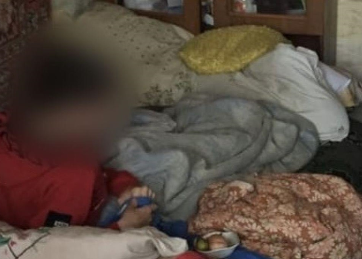 У Києві жінка на два тижні покинула сина у квартирі без їжі та води