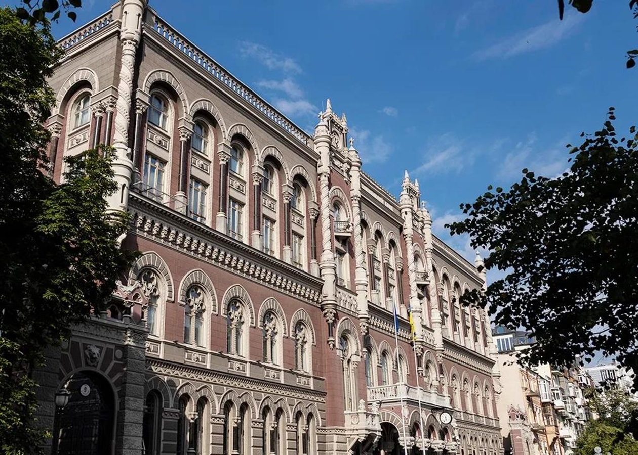 Долар тримається на рекордному максимумі в Україні