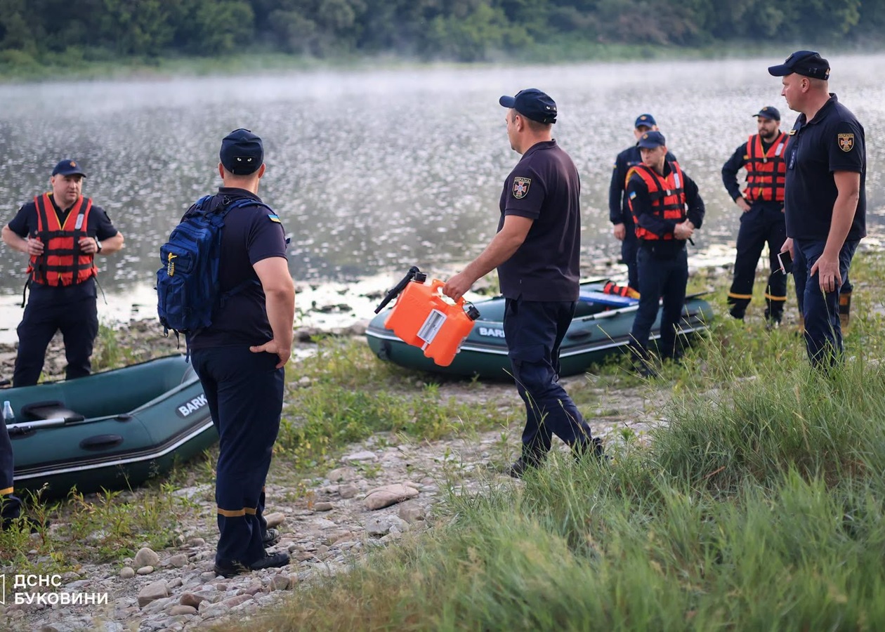 Трагедія на Дністрі: з річки дістали тіла дорослого та двох дітей