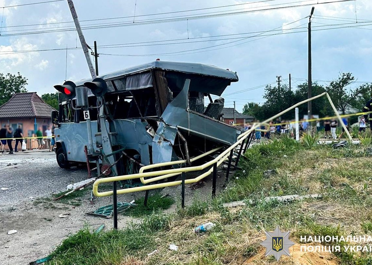 Біля Рівного поїзд врізався у маршрутку, є жертви
