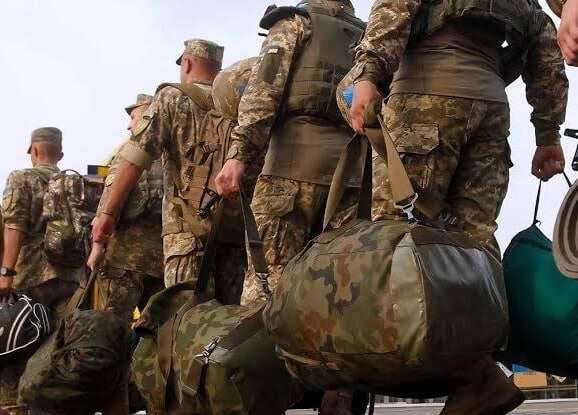 В Одесі невідомі в цивільному повалили чоловіка на землю: за нього заступилася перехожа