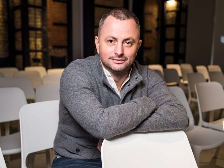 «Люмпенізація посади замість управління»: як голова Деснянського району Києва Бахматов провалює відбудову та втрапляє в гучні скандали